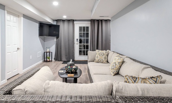 Derry Appartement | Modern 2-bedroom 1 bathroom apartment with private entrance and fitness room.