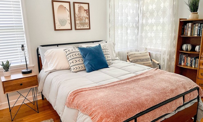 Midland Maison | Modern 2-bedroom 1930's Bungalow Close to Downtown