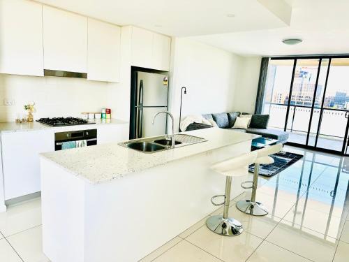 Liverpool Appartement | Modern 2 bedroom & 2 bathroom apartment with stunning Sydney CBD & Skyline Views!