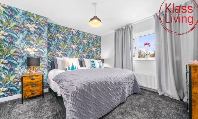 Bellshill Maison | Modern 2 bedroom hose with private driveway.