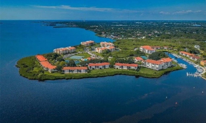 Tarpon Springs Copropriété | Modern 2 Bedroom Condo in Prime Gulf-Front Community with Pool, Wifi, AC & More