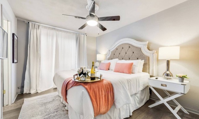 Old East Dallas Copropriété | Modern 2 BR 2 bath poolside condo with spacious patio, smart TV, full kitchen, and access to award-winning courtyard. Perfect for working professionals in central Dallas.