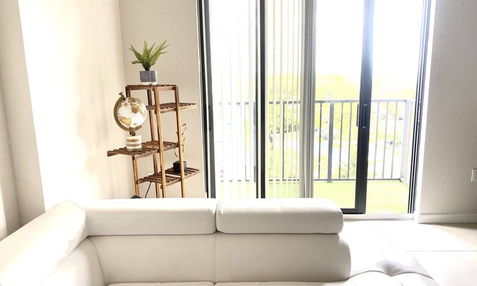 Coral Terrace Appartement | Modern 2 BR condo with downtown and city views