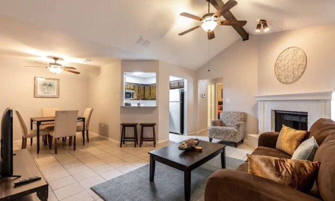 South Arlington Maison | Modern 2 BR near AT&T Stadium & Six Flags Sleeps 6