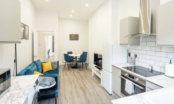 Junction Appartement | Modern 2B Home with Private Backyard and Fast WiFi