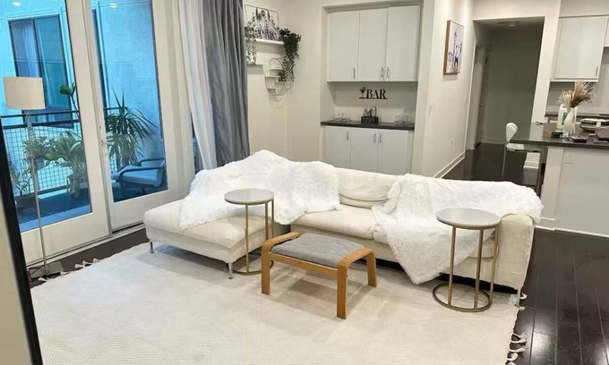 Westpark Appartement | Modern 2b2b Home w Pool/Gym