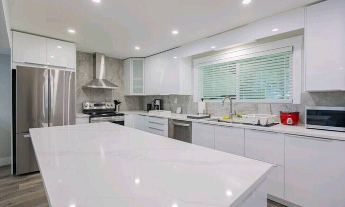 Guildford Maison | Modern 2BD Ground Level Suite in the Heart of Surrey!!!