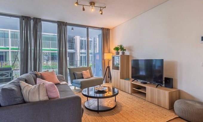 Marvila Appartement | Modern 2BDR Apartment w/Garage by LovelyStay