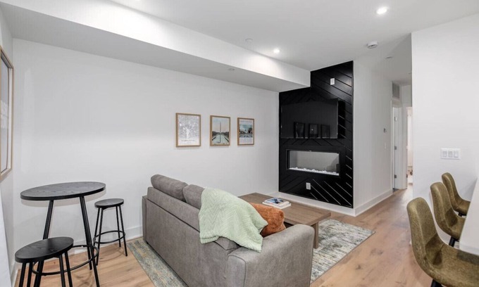 Southeast Hôtel | 2 Bedroom Cap Hill Suite - 3 min walk to Metro!