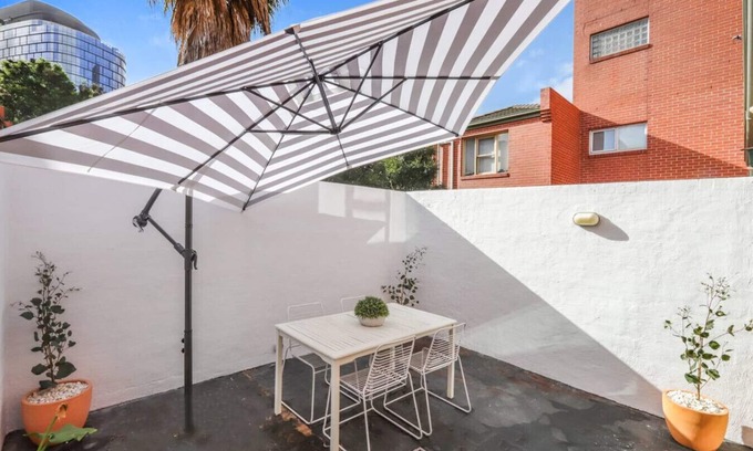 North Melbourne Maison | Modern 2BR City Home w/Backyard 2 Mins Walk to Queen Vic Market Free Tram Zone Fast WiFi Hotel-Grade Linen Full Kitchen Perfect for Families & Business Travel