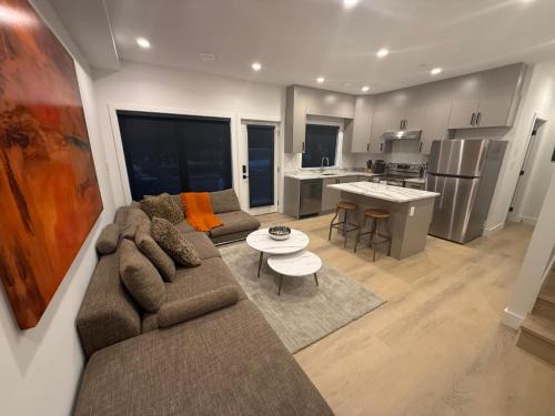 West Vancouver Maison | Modern 2BR Coach House, West Van- New Construction