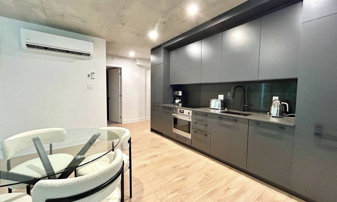 Griffintown Appartement | Modern 2BR Condo in Griffintown – Stylish & Convenient