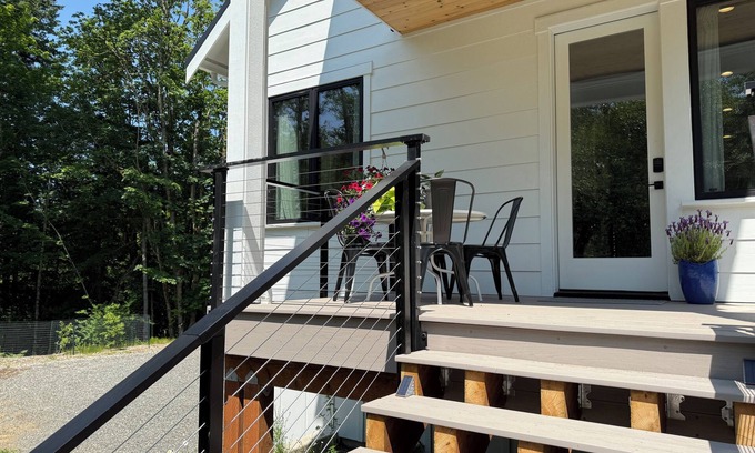Geneva Appartement | Modern 2BR forest retreat steps from Galbraith trails & Lake Whatcom. Monthly stays Jan–Mar 2026. Fast Wi-Fi & desk for remote work. Mount Baker skiing just 80 mins away.