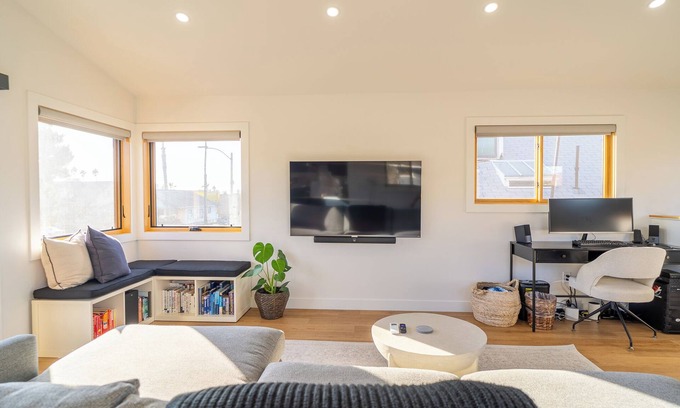 Golden Hill Appartement | Modern 2BR Heart of South Park Walkable With W/D