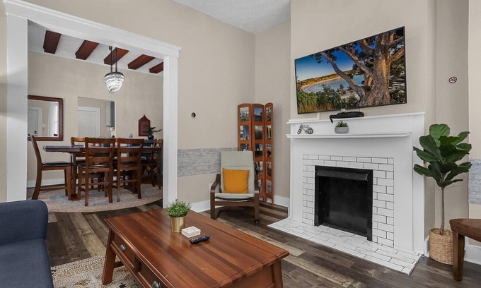 Franklin Park Maison | Modern❤️2BR near DT, 8 min walk to Franklin Park/Conservatory/Trolley District
