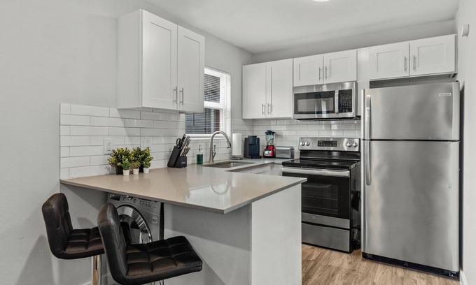 Hyde Park Appartement | Modern 2BR Near UT | Hyde Park | Evonify 7378
