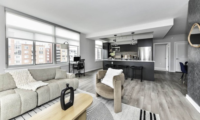 Crystal City Appartement | Modern 2BR Oasis with Scenic Rooftop & Gym 