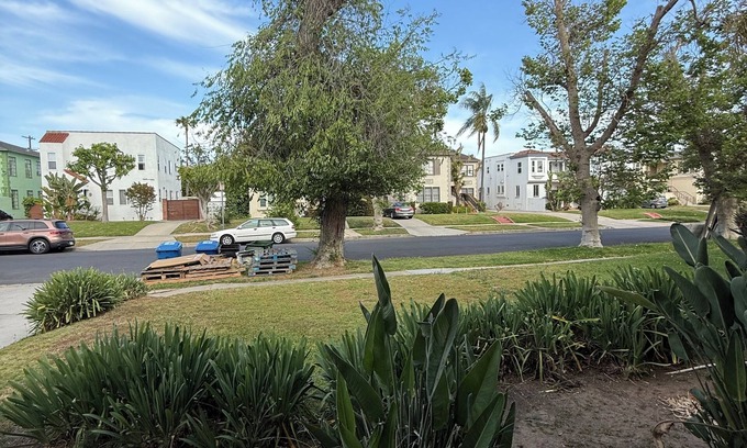 Little Armenia Maison | Modern 2Br + Sofa Bed + 2Bth in Miracle Mile