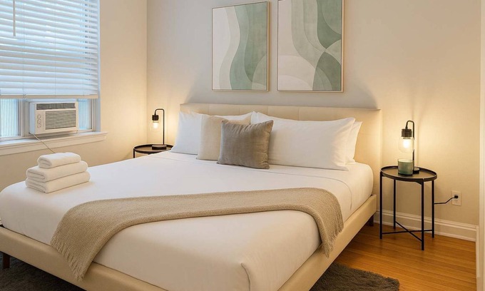 Boystown Appartement | Modern 2BR with Reliable Wi-Fi