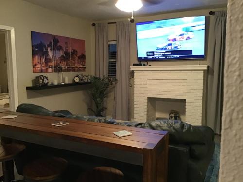 Buena Vista Maison | Modern 3/1 house close to Beaches and Midtown