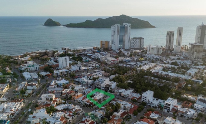 Lomas de Mazatlan Copropriété | Modern 3 bdrm Condo in Golden Zone