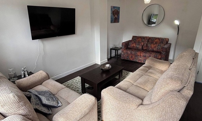 Basildon Maison | Modern 3-Bed 3-Bath Home | Quiet Road | Parking |