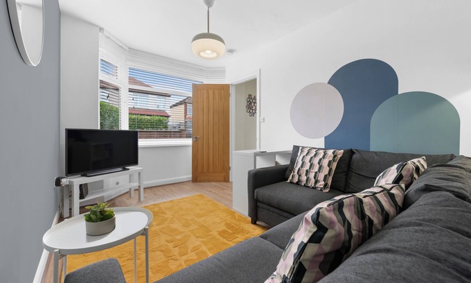 Coventry Maison | Modern 3 bed home ideally located close to Coventry City Centre, w/parking