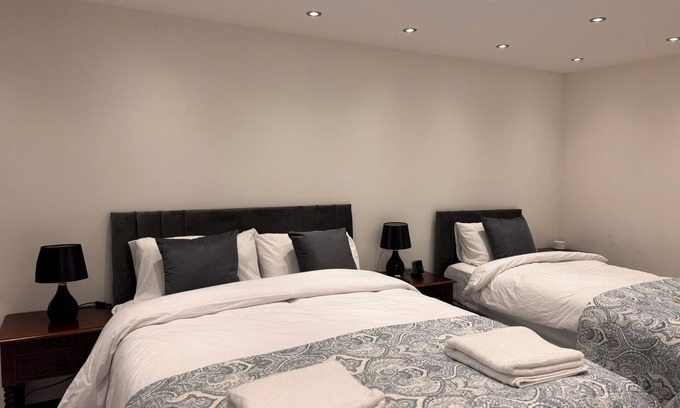 Forest Gate Maison | Modern 3 Bed Home in London, Stratford, Tube & Parking