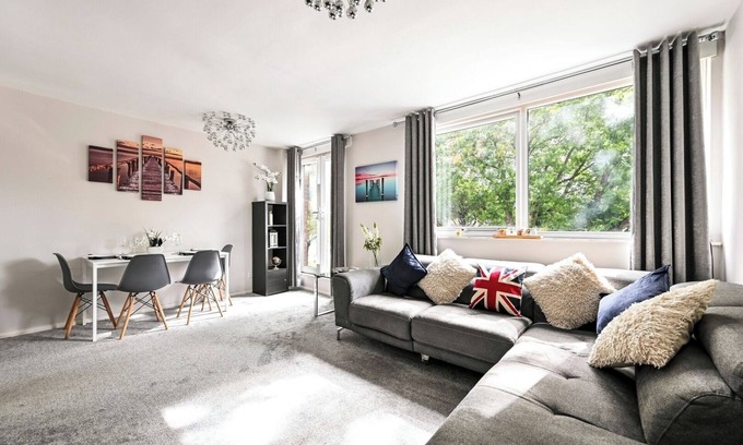 Epping Appartement | Modern 3-Bed Maisonette | Epping High St | Parking
