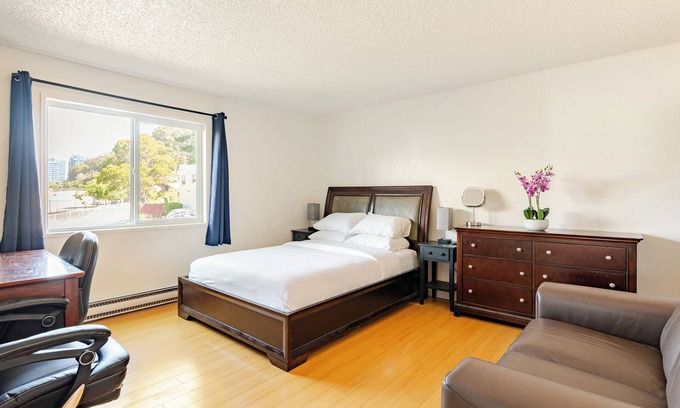 Albany Appartement | Modern 3-Bedroom 2 Bathroom Suite with AC, Perfect for Family and Work Group