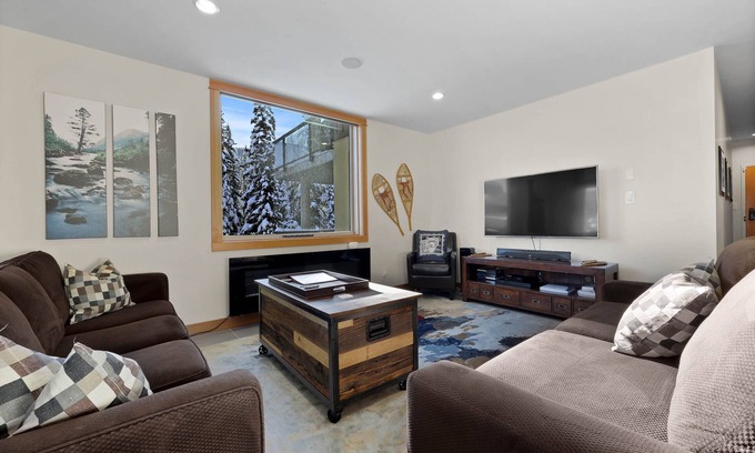 Sun Peaks Cabine | Appartement moderne de 3 chambres dans le centre du village