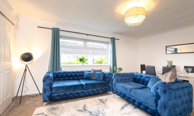 Coatbridge Maison | Modern 3 bedroom house with wet room - Spacious accommodation with free parking and wifi