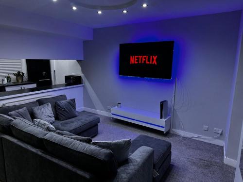 Cumbernauld Appartement | Modern 3-Bedroom Home with Cozy Cinema-Style Living Space