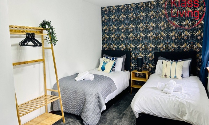 Glasgow Maison | Modern 3 bedroom house with private parking, modern kitchen and easy access around Glasgow