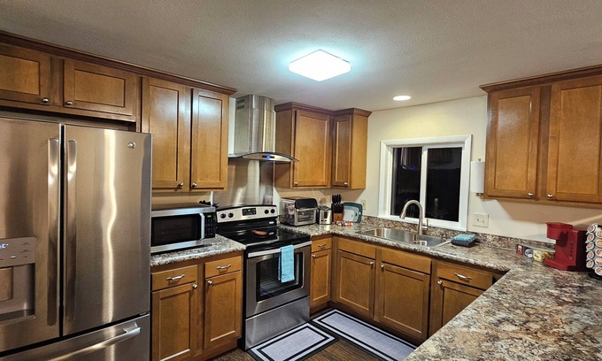 Howland Corners Maison | Modern 3-Bedroom Retreat in Howland - WiFi, Office & Fitness Space
