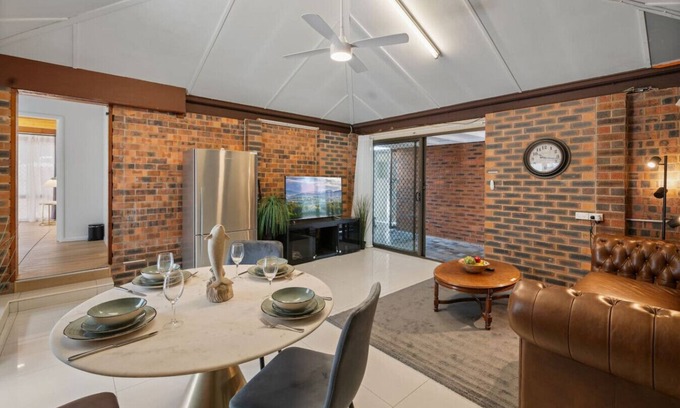 Robertson Appartement | Modern 3-Bedroom Stay | Walk to Shops & Dining