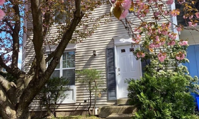 Fairland Maison | 3 bed/ 2.5 bath in a Beautiful Townhouse