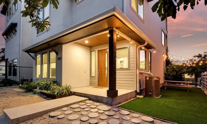 Swede Hill Maison | Modern 3-Story Escape - Sleeps 12 - Walk Downtown