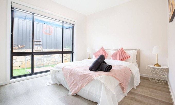 Throsby Maison | Modern 3B house, pet friendly close nature reserve