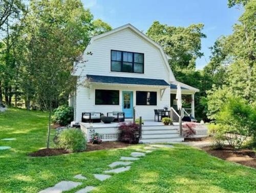 Adamsville Maison | Modern 3b3b Country House and Barn on quiet road