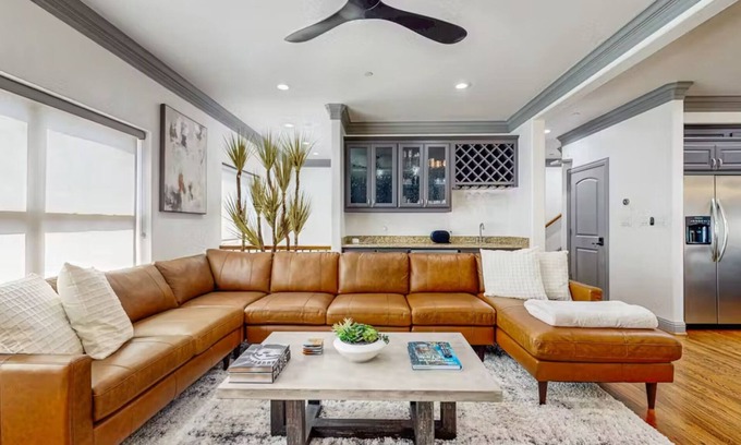 Oak Lawn Maison | Modern 3BR/3.5BA Townhome in Uptown Dallas with Rooftop & Skyline Views