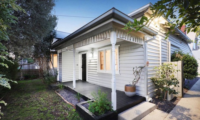 Maidstone Maison | Modern 3BR Family Home in Melbourne | Backyard, Free Parking, Tennis Court, Near Highpoint & 20 Mins to CBD