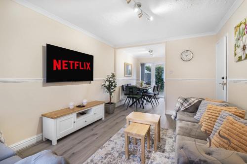 Tipton Maison | Modern 3BR Family Home in 14 Hempole Lane Near Dudley with Netflix, Wi-Fi & Free Parking