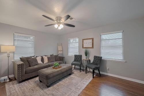 Spring Branch East Maison | Modern 3BR Home in Spring Branch