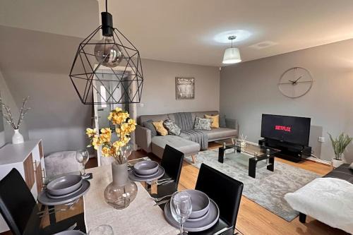Nuneaton Maison | Modern 3BR House For Contractors