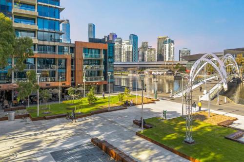 Docklands Appartement | Modern 3BR Melbourne Waterfront Apartment with Resort Amenities in Docklands