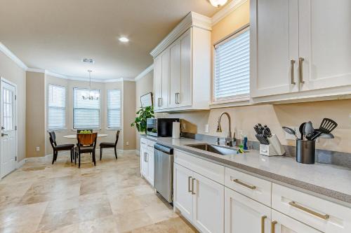 Central Southwest Maison | Modern 3BR Near NRG, Zoo, Downtown & Med Ctr