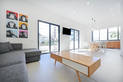 Old North Appartement | Modern 3BR Next to the Sea by HolyGuest