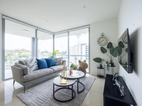 West End Appartement | Modern 3BR Riverside APT w Parking near Shops and Park