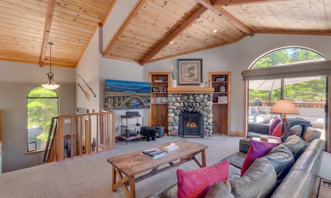 Talmont Cabine | Modern 3BR Tahoe Cabin w/Hot Tub